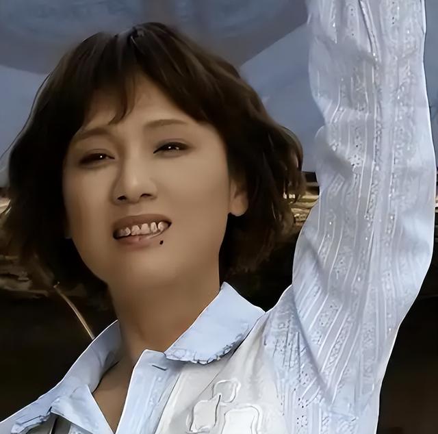 她长得太美被导演据为己有，同居27年无名无分，年仅63岁不治身亡
