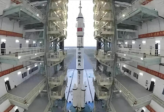 神二十乘组成功返回地球!因祸得福，首次实现跨飞船返航！