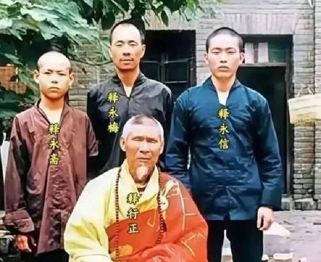 释永信与师姐释永梅合影曝光！22年前，她胸前挂着当时最时尚手机
