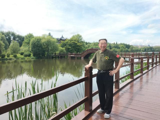 贾永学战友随团旅游，经过伊春林都木雕园，与张永学短聚游园！