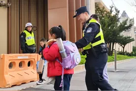 上海开学首日：交警AI预判拥堵，校园安全再升级图片