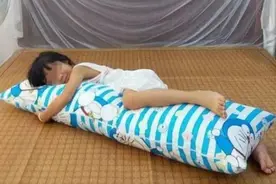 发现女儿“夹腿”，妈妈是“允许”还是“禁止”？对孩子影响大图片