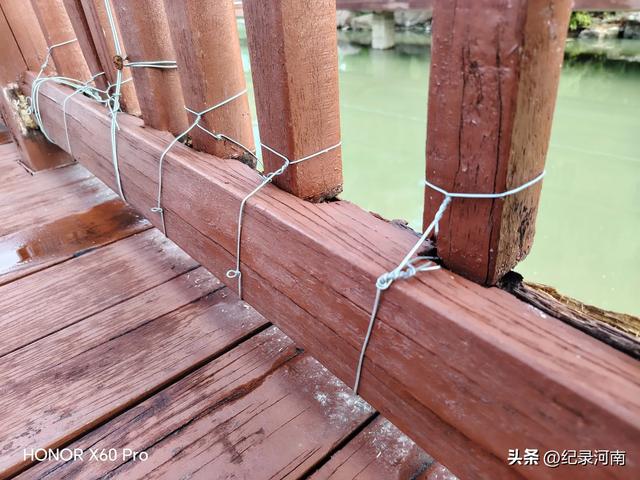 全国文明城市柘城县国家湿地公园榕湖斥巨资升级的人行栈道现状