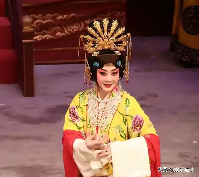 至今未婚未育，身边却有男人陪了近27年！59岁的她才是真人间清醒