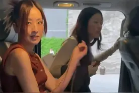 50岁徐濠萦被路人偶遇，单眼皮好显年轻，20岁女儿比妈妈还靓图片