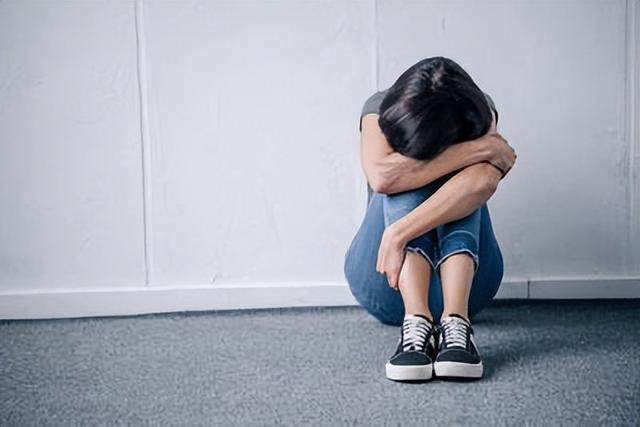 双相情感障碍主要有哪些症状？与单纯抑郁症有什么不同？