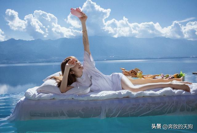 卓仕琳白衬衣度假美图，大长腿吸睛，好唯美的海边氛围