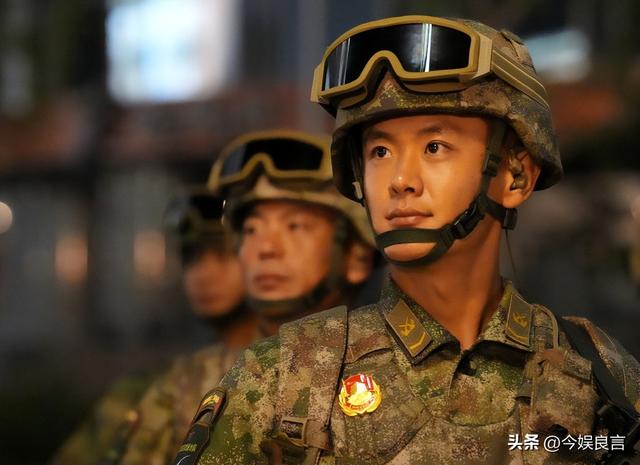 被央视怒批、脑袋空空，德不配位，难怪阅兵从不邀请“流量”明星