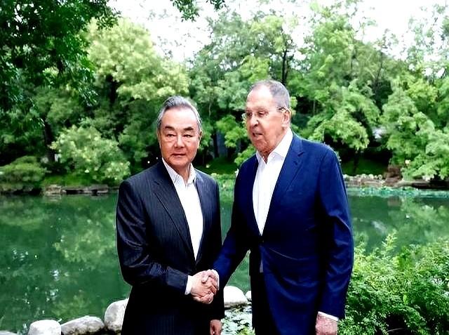 5万大军压境，俄外长急赴北京，普京顿悟：已到对华交底的时候了