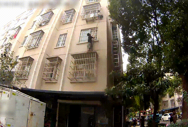 危险！女孩悬在三楼窗外！