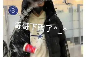 男歌手在机场被多名女子泼水！一成年人行拘7日，两未成年拘留5日不执行图片