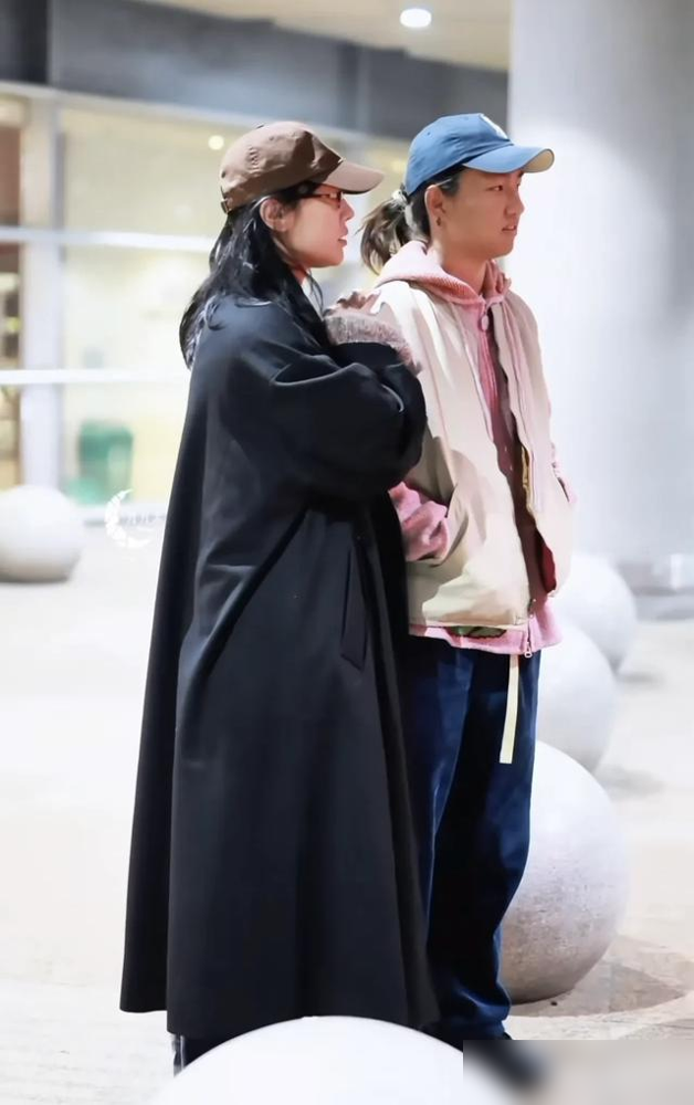 白百何携大儿子现身，17岁元宝戴耳钉扎小辫，小肉脸像前夫陈羽凡