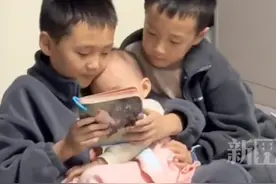 妈妈洗漱完，看到哥哥抱着妹妹一起看书，这画面太美好了！图片