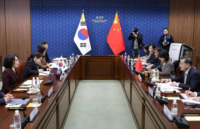 中韩谈判登场，高市早苗反华路线完了，关键时刻	，特朗普送来助攻