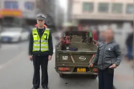 福建石狮交警查获4起三轮车违法载人图片