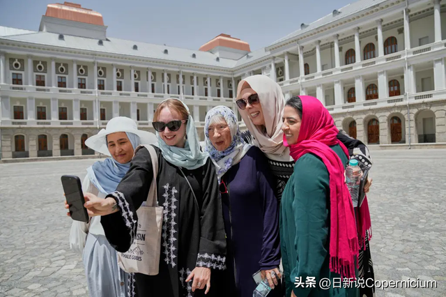 塔利班都懵了！欧美女性放弃比基尼换罩袍，组团打卡阿富汗