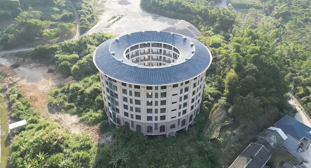 耗资千万，却烂尾在山里！福建一栋没等来游客的“太阳能土楼”