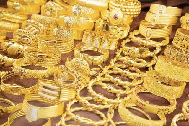 心要彻底碎掉了！金价是已经失控了吗？100克的金手镯，10万零800