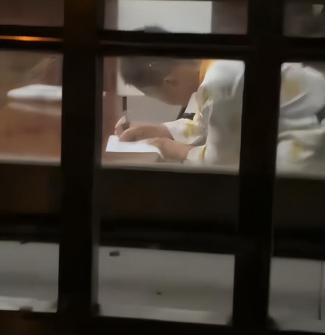 家长联手警察给迷恋手机男孩上了一课