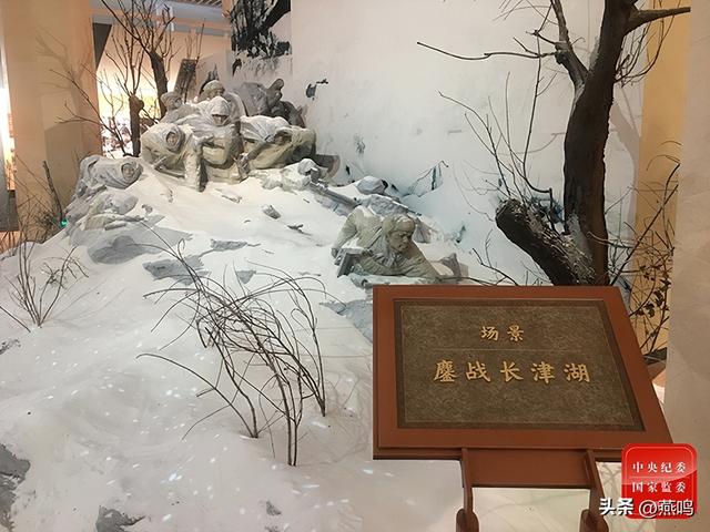 孩子眼中雪地里的红