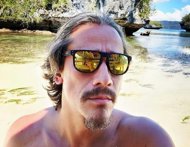 香港知名男星满头白发，遭前女友嫌弃没车没房，未结成婚至今单身