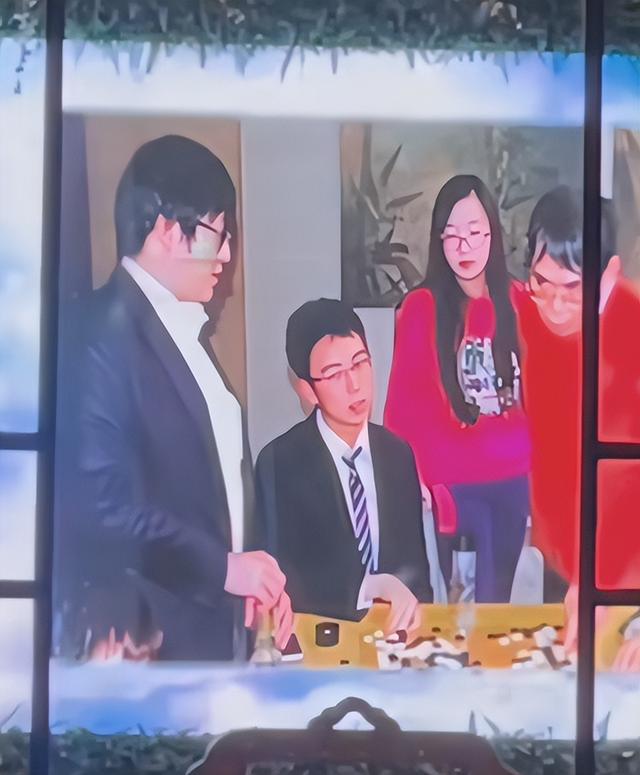 聂卫平告别仪式：大儿子手捧遗像	，3个子女都到齐，众人含泪悼念