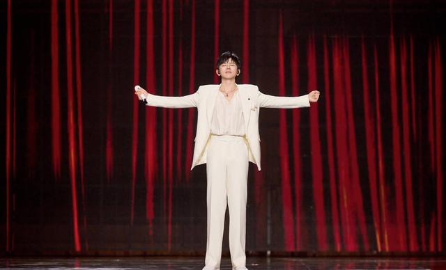 金鸡奖张杰唱《追寻》，一曲《我爱你中国》，观众瞬间泪目了