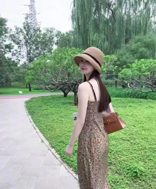 北京公园偶遇宋轶 本人又瘦又高，在人群中白到发光 这状态太绝了