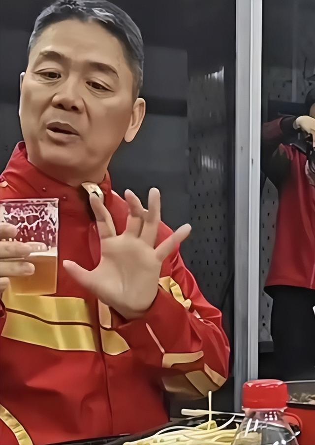 担心的事还是发生！刘强东发年货刚开始，老父亲就走上大衣哥老路