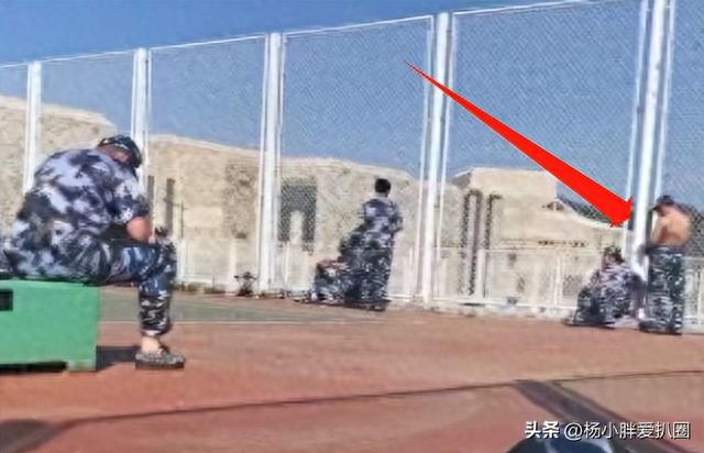 又一个军训女生走光？当众脱衣炫花臂，开放程度堪比“董小姐”