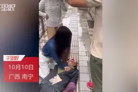 老人晕倒昏迷，女子跪地8分钟做心肺复苏和人工呼吸图片