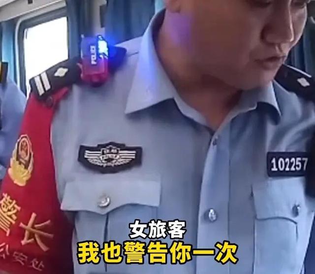 女子蛮横霸座后续，要打110抓乘警，被扣押后仍撒泼，警方出手！