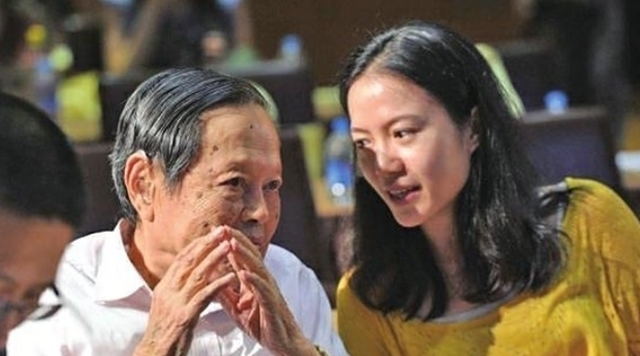 没想到，杨振宁去世后	，49岁妻子翁帆，竟因一个动作实现口碑暴涨