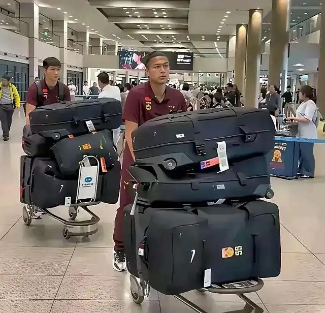 国足51人比赛，行李箱却有140件！韩媒：他们的行李箱装的什么