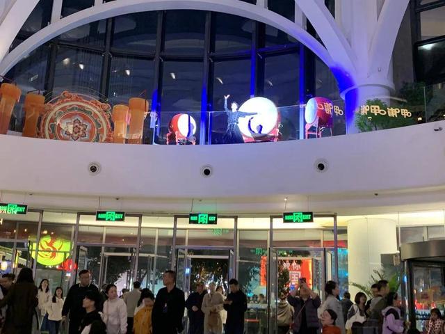 逛市集、看演出、登高祈福……昨天这里超热闹
