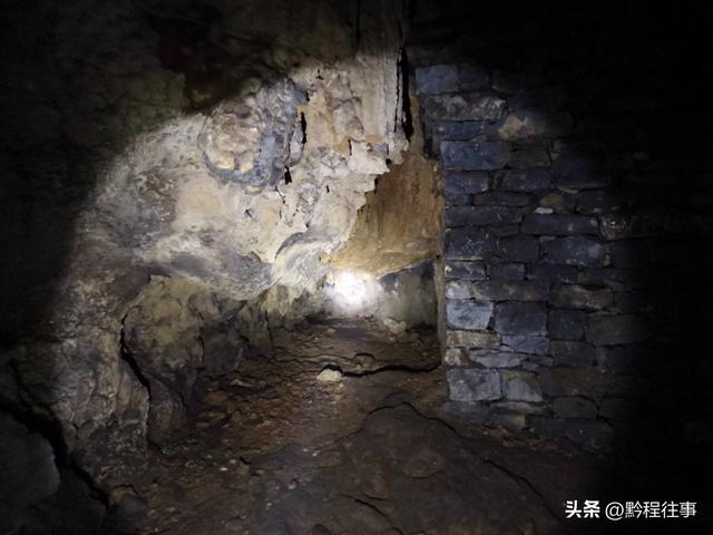 偏远乡野中寻找一个古寺遗址，探险一个深邃溶洞