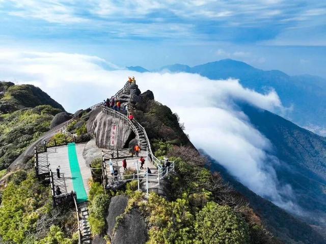 桂林山水甲天下具象化了！人民日报微博用肖战歌声推荐相公山日出云海美景