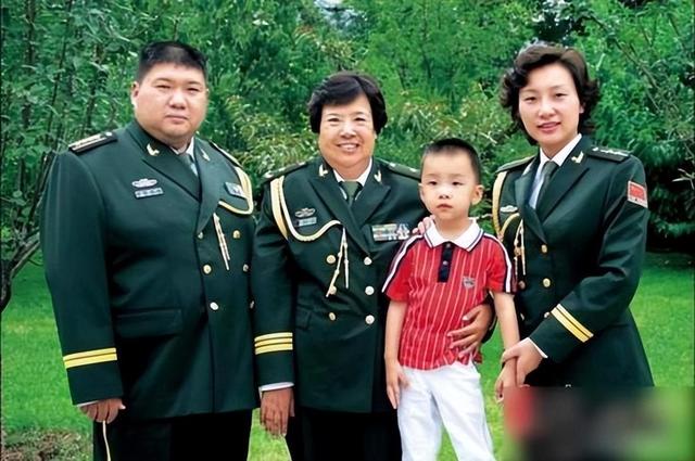 主席唯一曾孙子毛东东，今年22岁身高1米87，出生日期很有寓意！