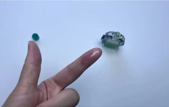手被胶水粘住，别硬扯，滴上一点这个，立马融化，不疼不伤皮肤