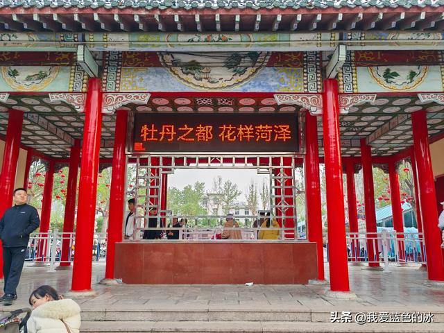 逛菏泽天香公园，这里牡丹很吸引游客，关键是二十四小时免费参观