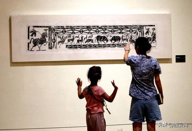 陕西省美术博物馆藏历代图像拓片精选展吸引参观者
