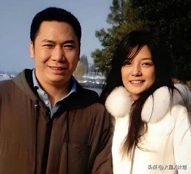 面相又变了! 49岁赵薇广东吃饭又老又凶, 当年的小燕子再也回不去了