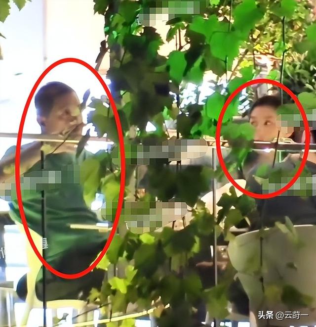 19岁李嫣跟老爸聚餐！手不离烟动作熟练，170cm身材干瘪太像王菲