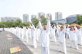 千人齐练“秋天的第一套”八段锦迎重阳，高质量朋友圈“老开心啦俱乐部”正式出道！图片