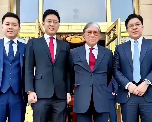 李嘉诚也没想到，80岁担任全运会火炬手的霍震霆，给自己上了一课