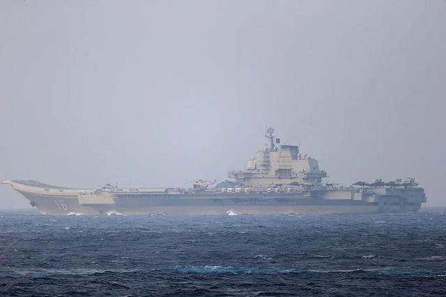 真开火了！日媒爆料：日本驱逐舰入侵中国领海，中国军舰连开两炮警告！