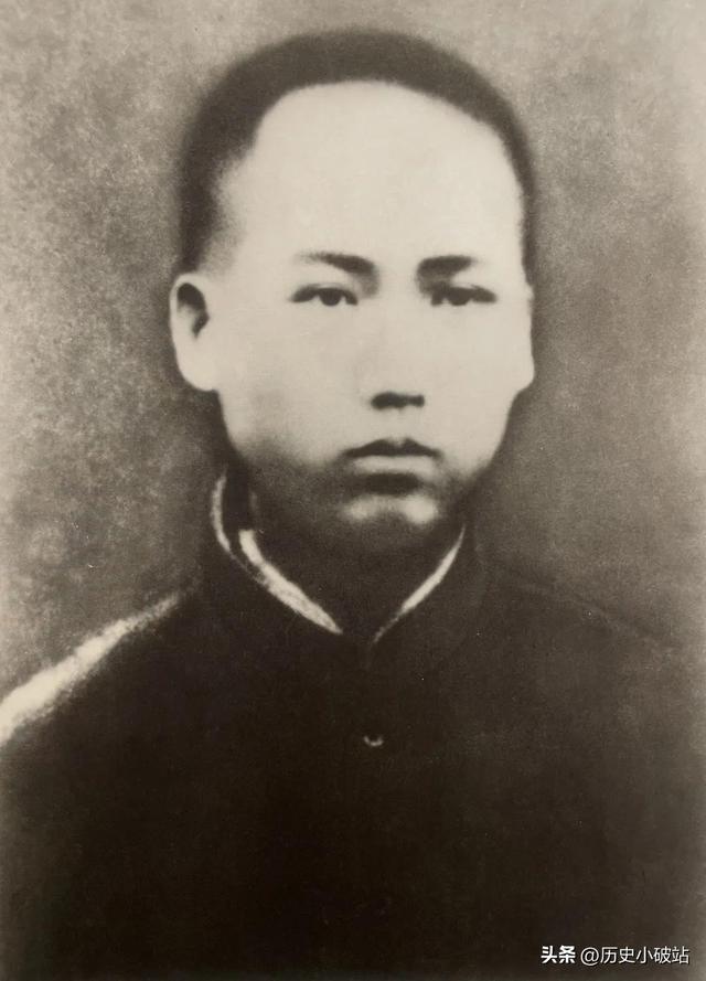 民国老照片：戴笠与儿子、弟弟合影；航拍下的北京；青年毛泽东