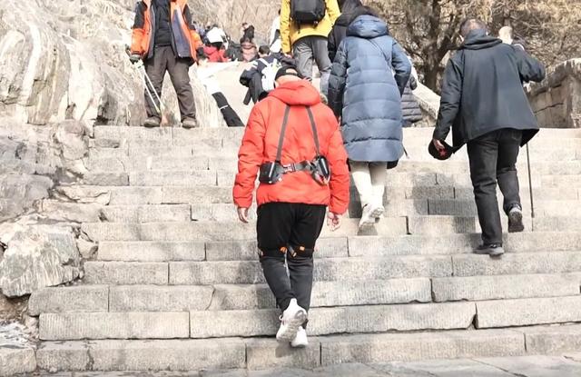 泰山陪爬男大,被一个中年理工男抢了风头