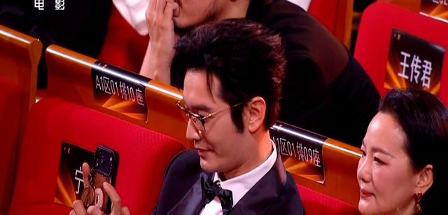 恭喜！易烊千玺斩获金鸡奖，四次提名终成最年轻影帝，宋佳获影后