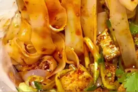 陕西小伙街头卖凉皮，日收入800月收入上万生意火爆，秘密竟是它图片